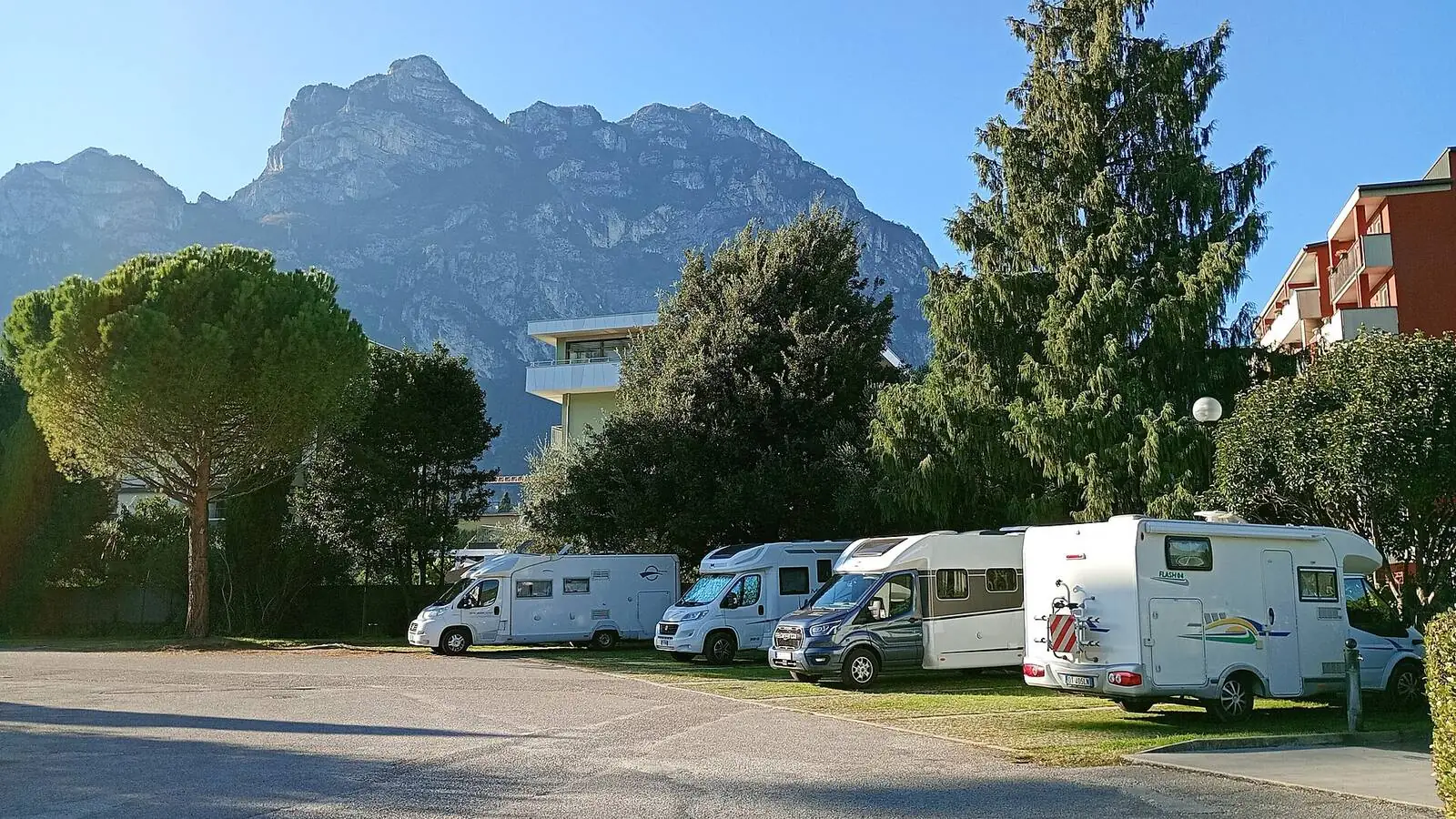 Camping-car réel photographié sur la route ou en stationnement pour « Contrôle Technique du Camping-car en Belgique : Fréquence et Exigences »
