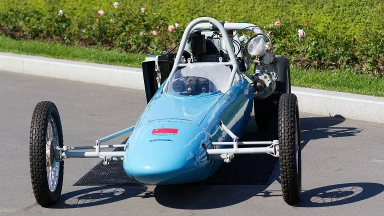 Voiture réelle photographiée dans un contexte d’entretien automobile pour « Le Contrôle Technique Obligatoire pour une Voiture d’Occasion en Belgique »