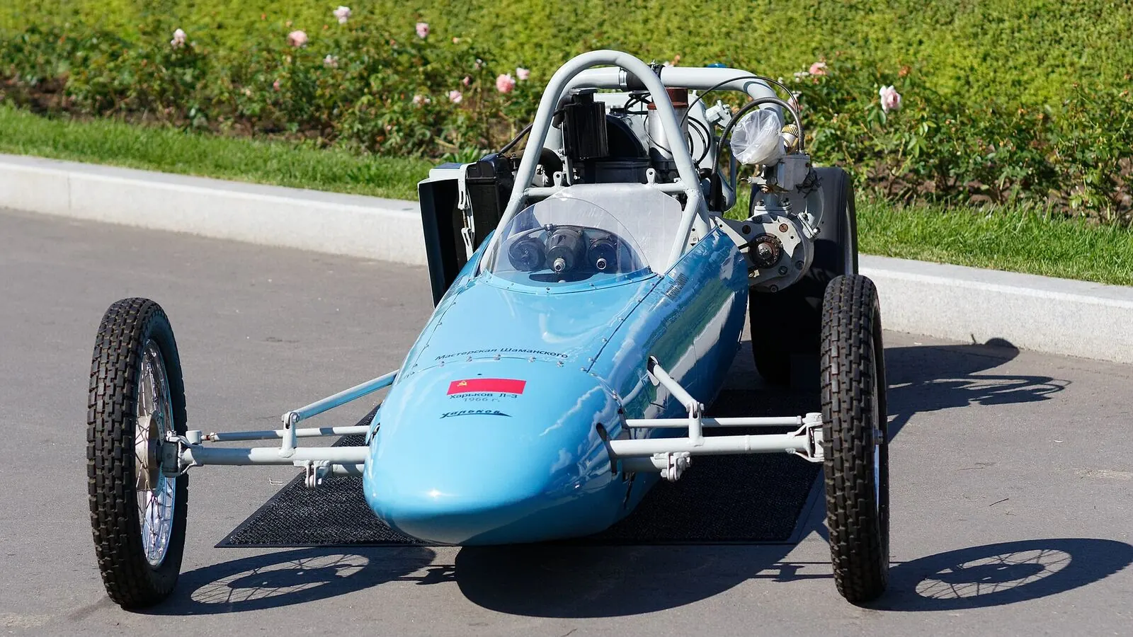 Voiture réelle photographiée dans un contexte d’entretien automobile pour « Le Contrôle Technique Obligatoire pour une Voiture d’Occasion en Belgique »