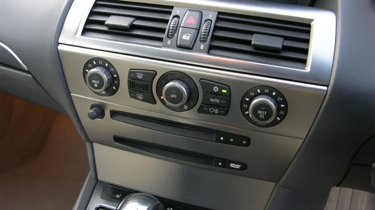 Voiture réelle photographiée en extérieur pour « Le contrôle technique d’occasion : quels sont les points vérifiés avant l’immatriculation ? »