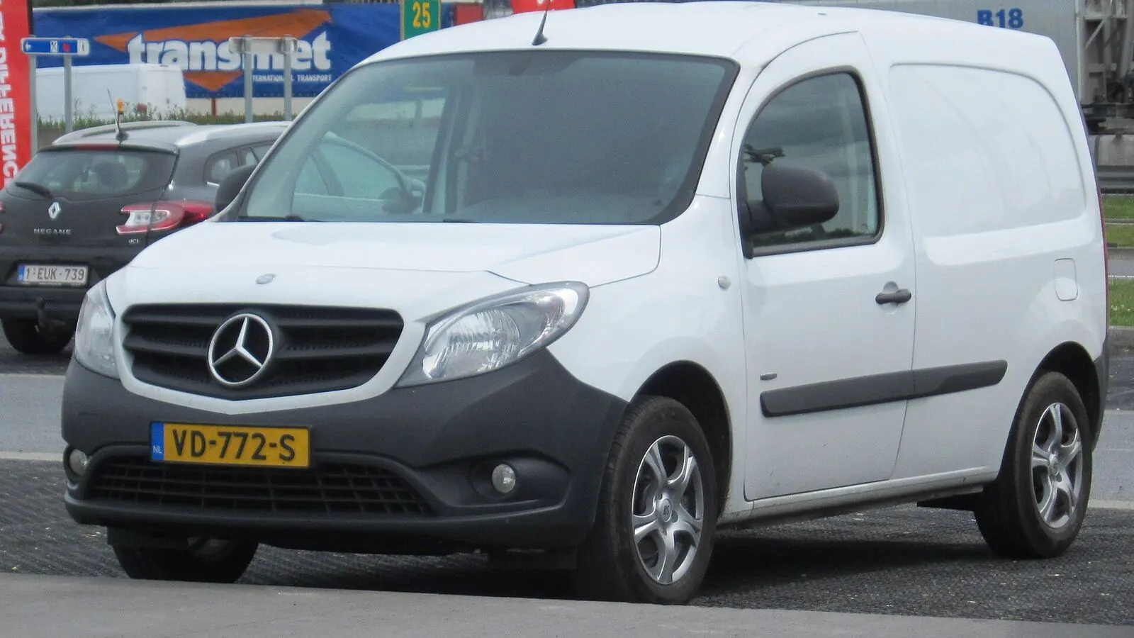 Voiture électrique réelle photographiée en extérieur pour « Contrôle Technique des Voitures Électriques en Belgique: Spécificités et Préparation »