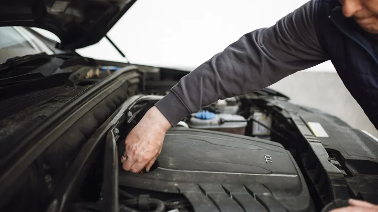 Voiture réelle photographiée dans un contexte d’entretien automobile pour « Contrôle technique pour véhicule importé en Belgique : La procédure »