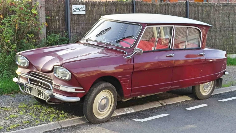 Voiture réelle photographiée en extérieur pour « Contrôle technique pour voiture d’occasion en Belgique : tout ce qu’il faut savoir »