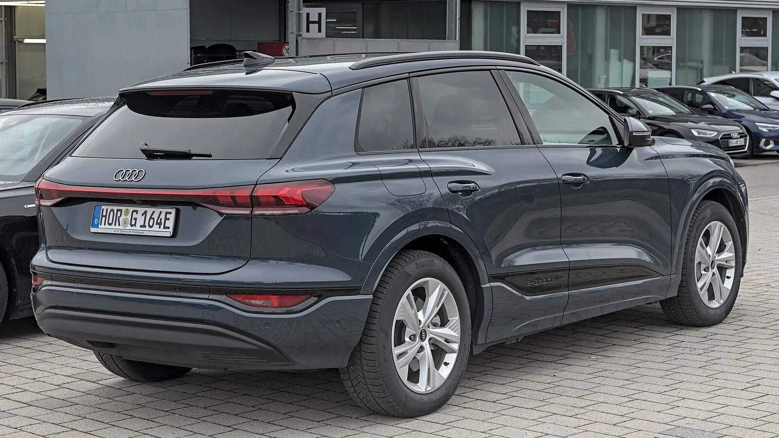 Voiture électrique réelle photographiée en extérieur pour « Politique relative aux cookies et traceurs »