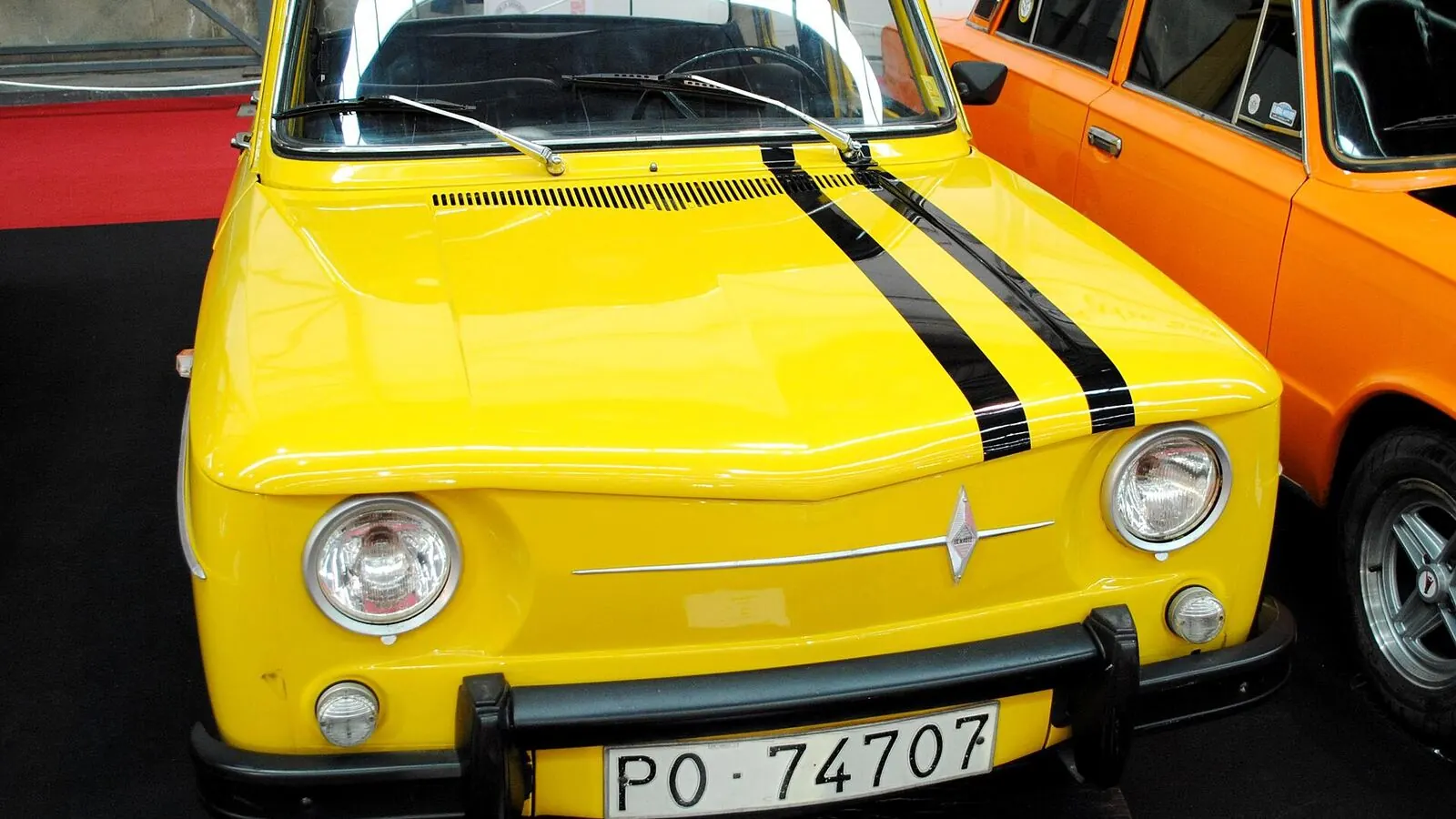 Voiture réelle photographiée en extérieur pour « Corrections et mises à jour »