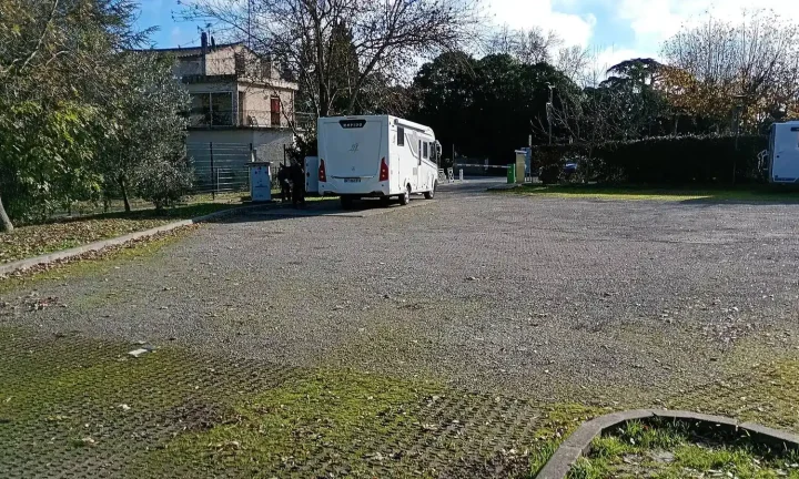 Camping-car réel photographié sur la route ou en stationnement pour « La Côte Belge en Camping-Car: Plages, Villes Balnéaires et Loisirs »
