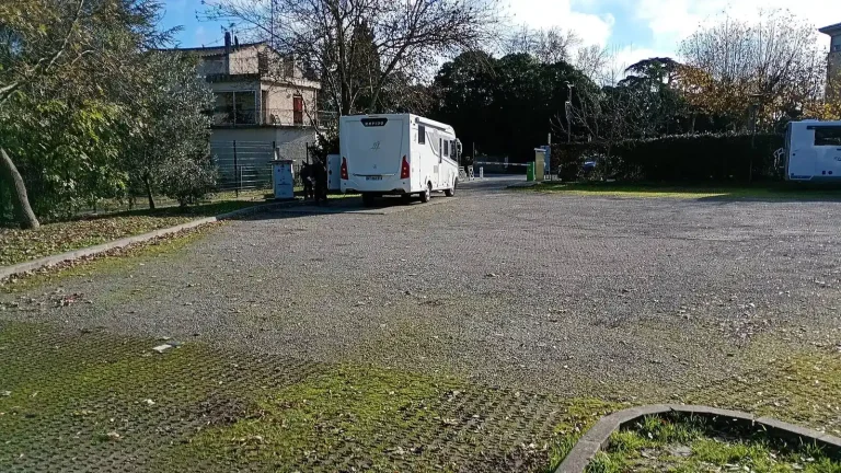 Camping-car réel photographié sur la route ou en stationnement pour « La Côte Belge en Camping-Car: Plages, Villes Balnéaires et Loisirs »
