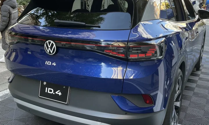 Voiture électrique réelle photographiée en extérieur pour « Le Couple Moteur des VE : Pourquoi c’est une Révolution pour la Conduite »