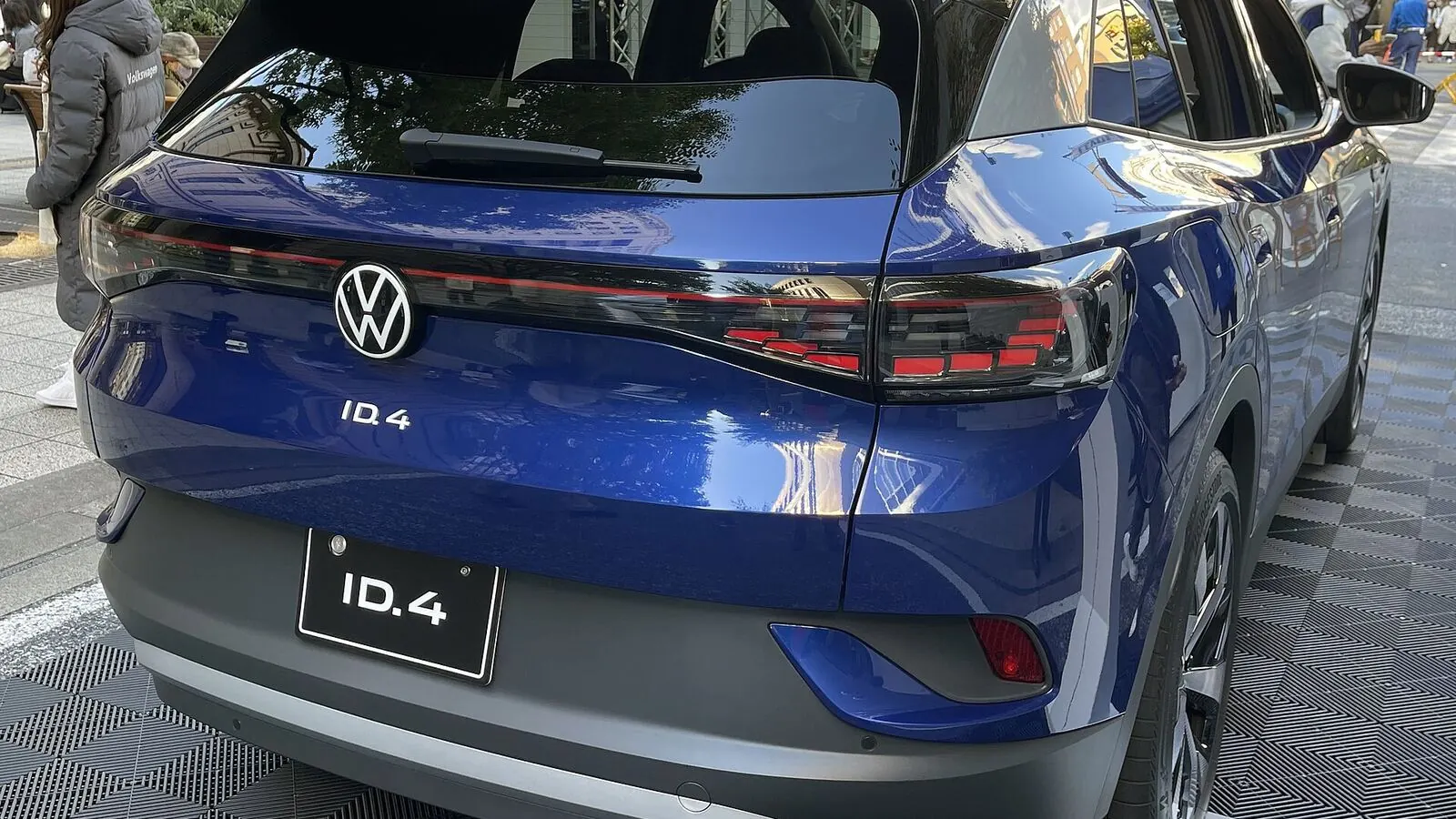 Voiture électrique réelle photographiée en extérieur pour « Le Couple Moteur des VE : Pourquoi c’est une Révolution pour la Conduite »