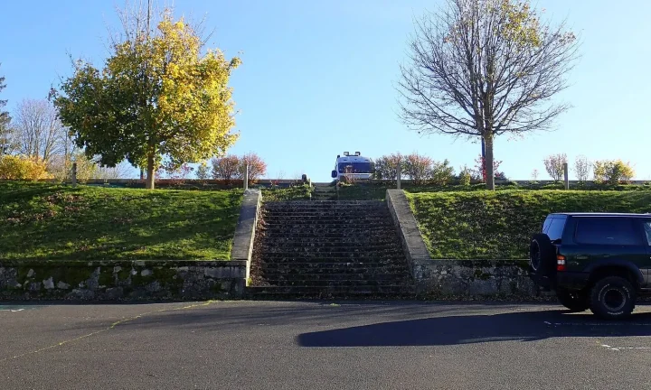 Camping-car réel photographié sur la route ou en stationnement pour « Le Coût des Aires et Campings pour Camping-cars en Belgique : Budget et Astuces »