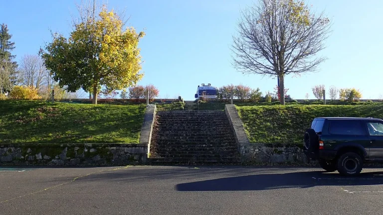 Camping-car réel photographié sur la route ou en stationnement pour « Le Coût des Aires et Campings pour Camping-cars en Belgique : Budget et Astuces »
