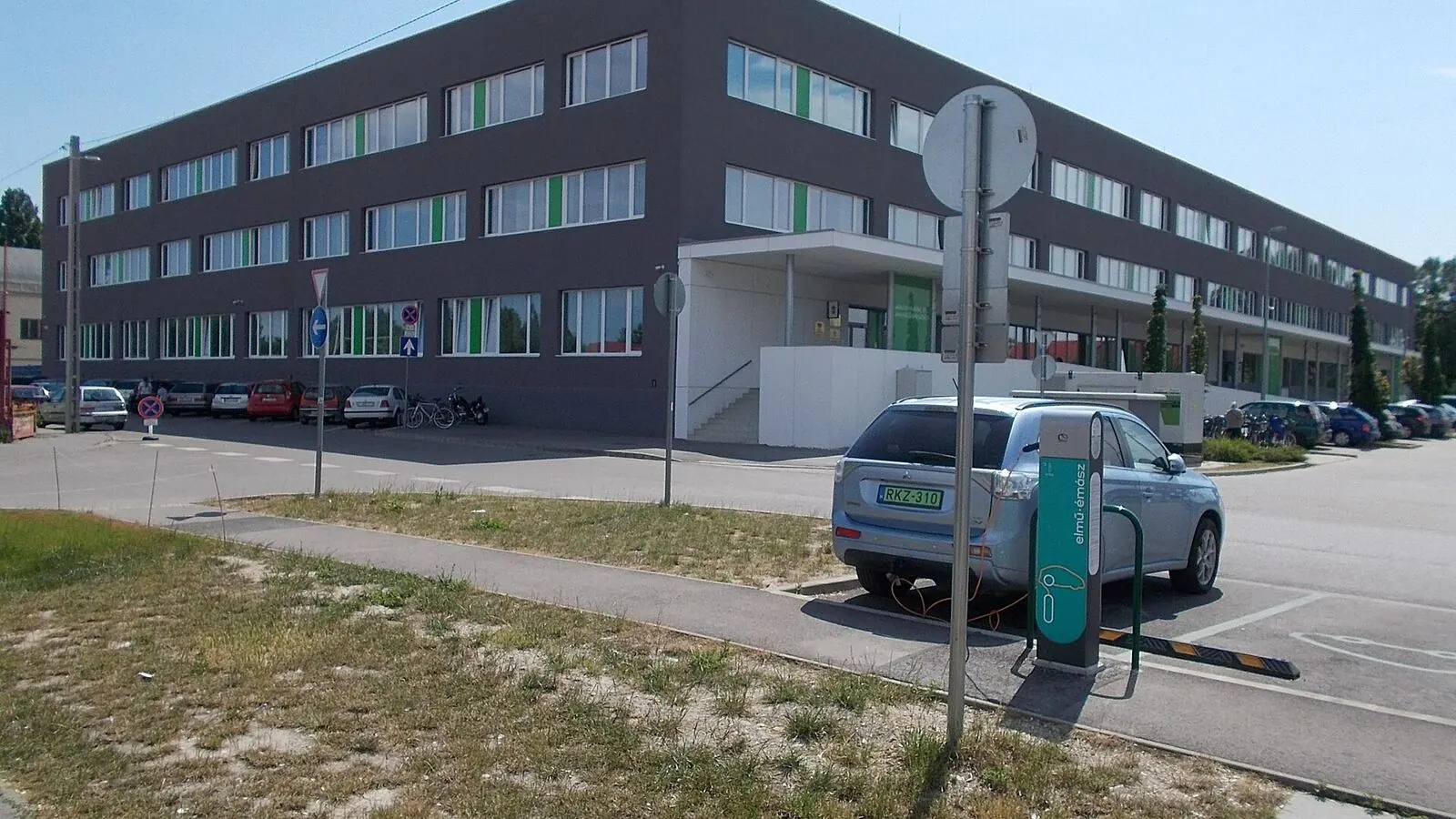 Voiture électrique réelle photographiée près d’une borne de recharge pour « Bornes de recharge publiques et privées en Belgique : Quel est le coût ? »