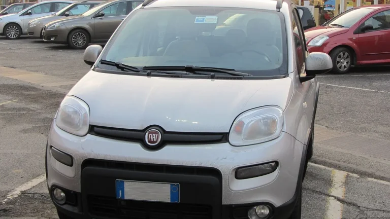 Voiture réelle photographiée en extérieur pour « Coût du contrôle technique automobile en Belgique: Tarifs et suppléments »
