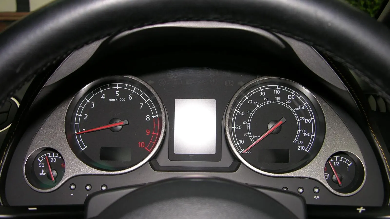 Voiture réelle photographiée en extérieur pour « Coût Réel de l’Entretien Annuel d’une Voiture d’Occasion: Ce qu’il Faut Savoir »