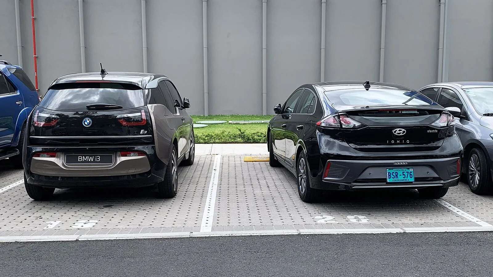 Voiture électrique réelle photographiée en extérieur pour « Le coût des pièces de rechange spécifiques aux VE en Belgique : mythes et réalités »