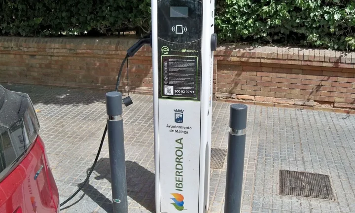 Voiture électrique réelle photographiée près d’une borne de recharge pour « Le coût de la recharge publique en Belgique: Analyse des tarifs au kWh »