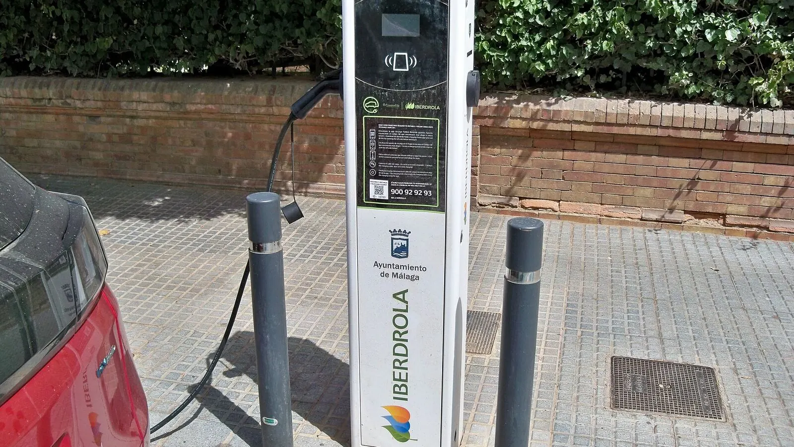 Voiture électrique réelle photographiée près d’une borne de recharge pour « Le coût de la recharge publique en Belgique: Analyse des tarifs au kWh »