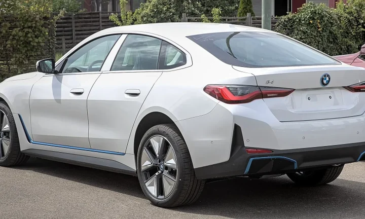 Voiture électrique réelle photographiée en extérieur pour « Coût du recyclage des batteries de VE en Belgique : qui paie quoi ? »