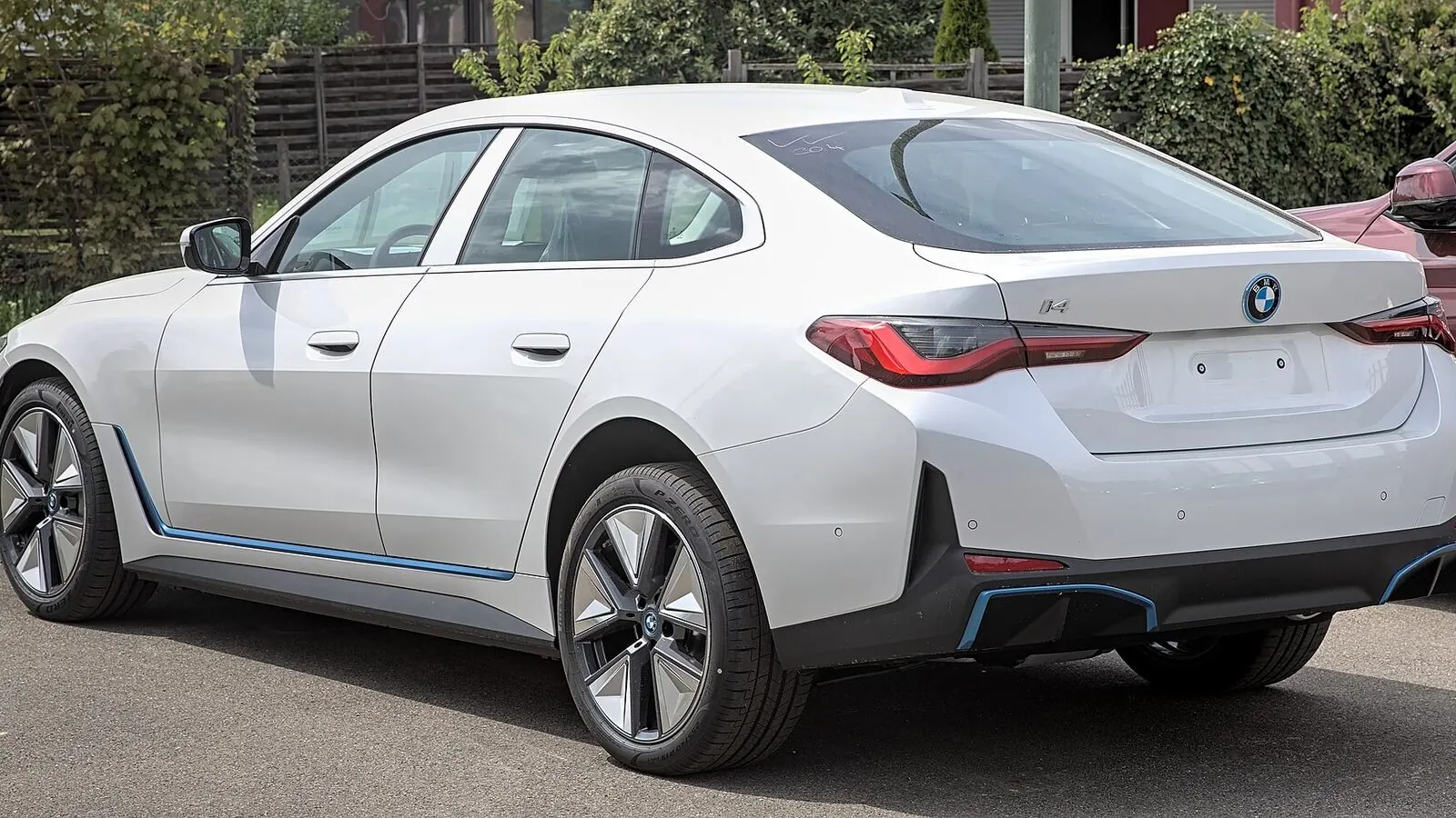 Voiture électrique réelle photographiée en extérieur pour « Coût du recyclage des batteries de VE en Belgique : qui paie quoi ? »