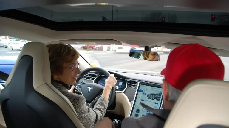Voiture électrique réelle photographiée en extérieur pour « Coût Réel: Voiture Électrique d’Occasion vs. Neuve en Belgique »
