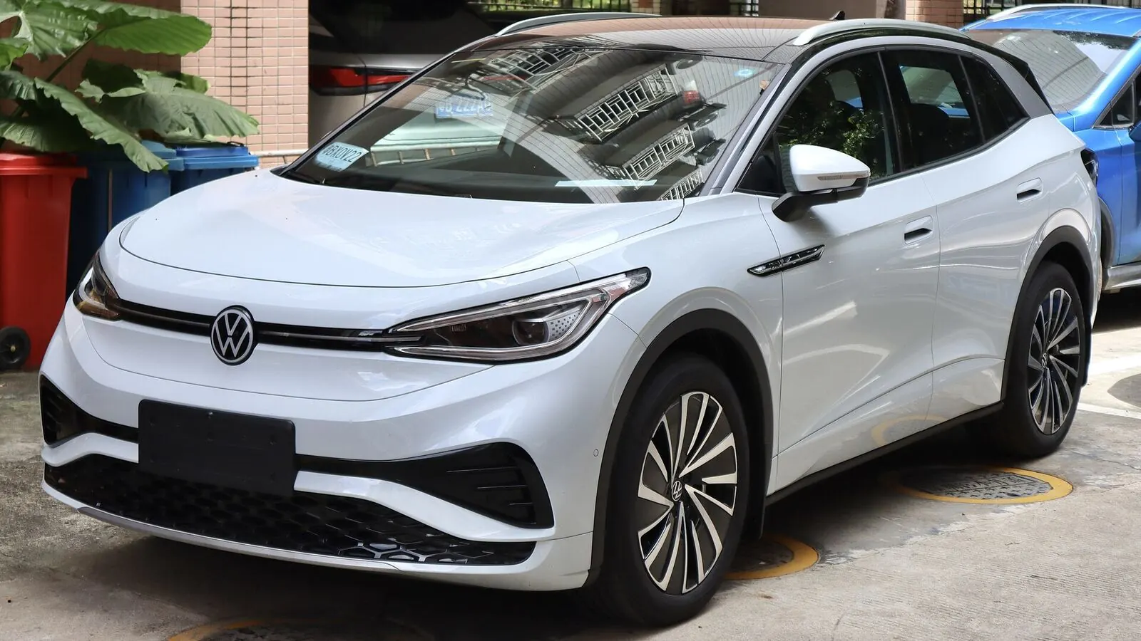 Voiture électrique réelle photographiée en extérieur pour « Coût Total et Rentabilité d’un VE »