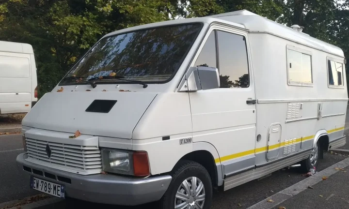 Camping-car réel photographié sur la route ou en stationnement pour « Quel est le coût total d’un camping-car en Belgique au-delà du prix d’achat ? »