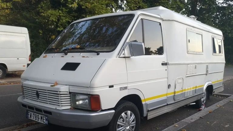 Camping-car réel photographié sur la route ou en stationnement pour « Quel est le coût total d’un camping-car en Belgique au-delà du prix d’achat ? »