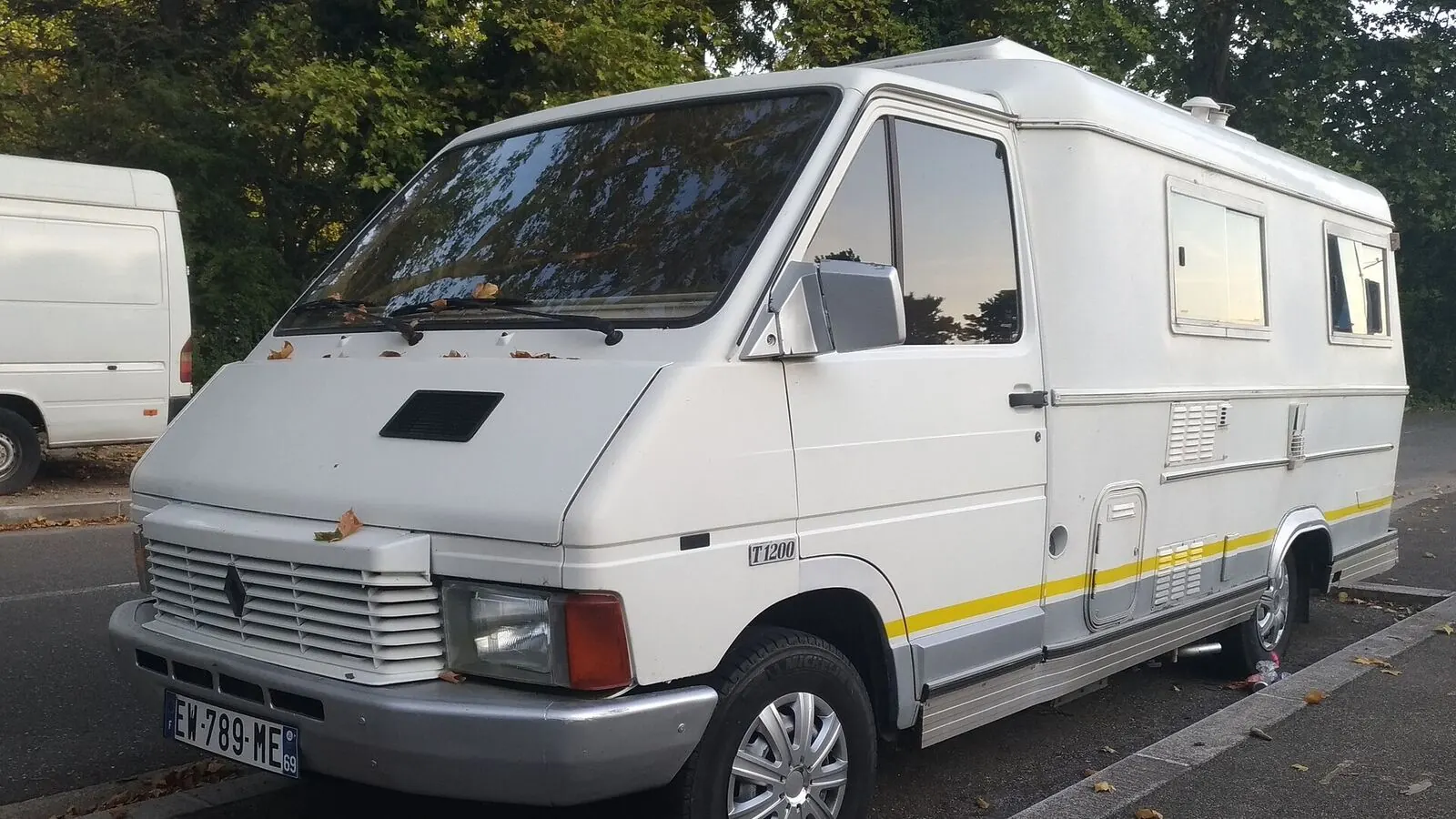 Camping-car réel photographié sur la route ou en stationnement pour « Quel est le coût total d’un camping-car en Belgique au-delà du prix d’achat ? »