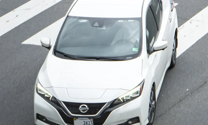 Voiture électrique réelle photographiée en extérieur pour « Le Coût Total de Possession (TCO) des Voitures Électriques en Belgique »