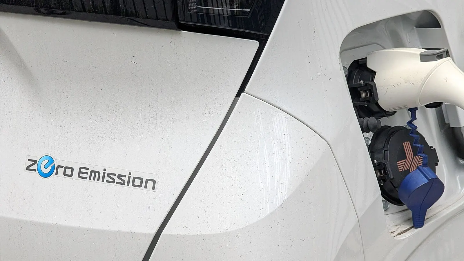 Voiture électrique réelle photographiée en extérieur pour « Le coût total de possession (TCO) d’une voiture électrique en Belgique »