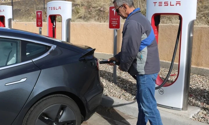 Voiture électrique réelle photographiée en extérieur pour « Coût total de possession (TCO) d’une voiture électrique en Belgique »
