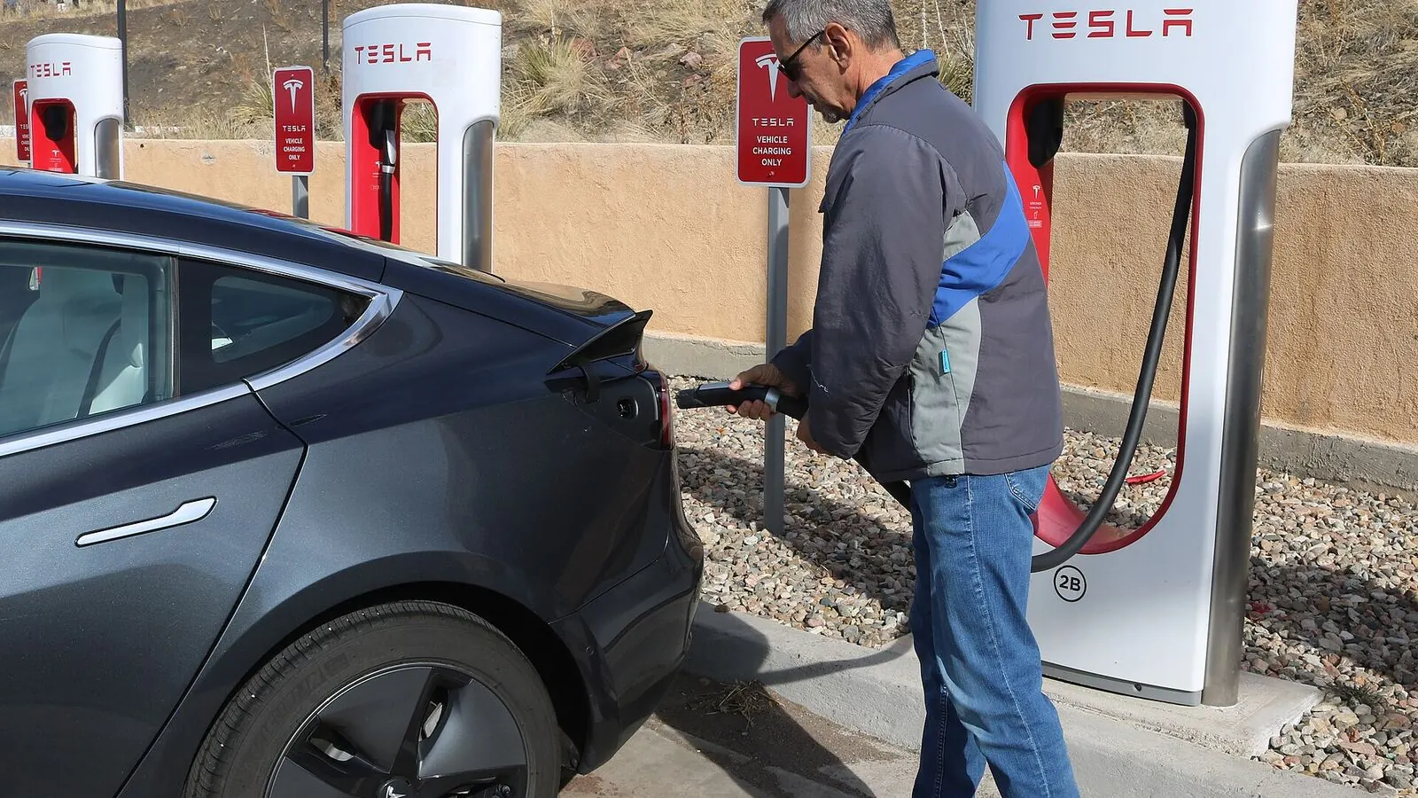 Voiture électrique réelle photographiée en extérieur pour « Coût total de possession (TCO) d’une voiture électrique en Belgique »