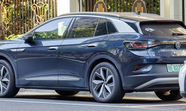 Voiture électrique réelle photographiée en extérieur pour « Le coût total de possession d’une voiture électrique en Belgique : décryptage 2024 »