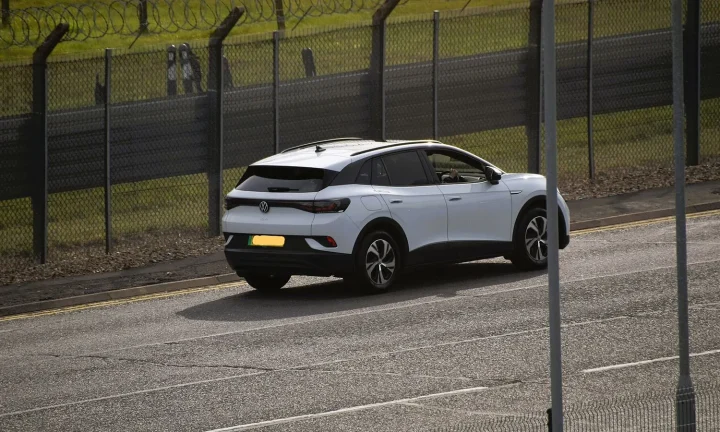 Volkswagen ID.4 électrique photographiée en extérieur pour illustrer le choix d’un véhicule professionnel