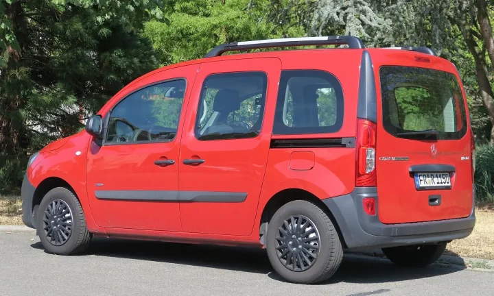 Voiture électrique réelle photographiée en extérieur pour « Comparaison des Coûts d’Assurance pour VE vs Thermique en Belgique: Impact sur la Durée d… »