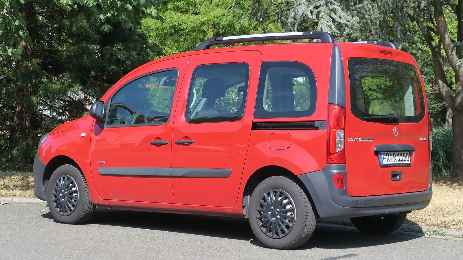 Voiture électrique réelle photographiée en extérieur pour « Comparaison des Coûts d’Assurance pour VE vs Thermique en Belgique: Impact sur la Durée d… »