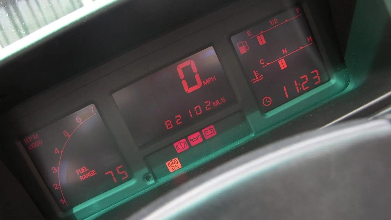 Voiture réelle photographiée en extérieur pour « Les Coûts Cachés de l’Achat d’une Voiture d’Occasion: Prévention et Réparation »