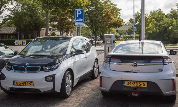 Voiture électrique réelle photographiée en extérieur pour « Les coûts cachés d’une voiture électrique en Belgique : attention aux pièges »