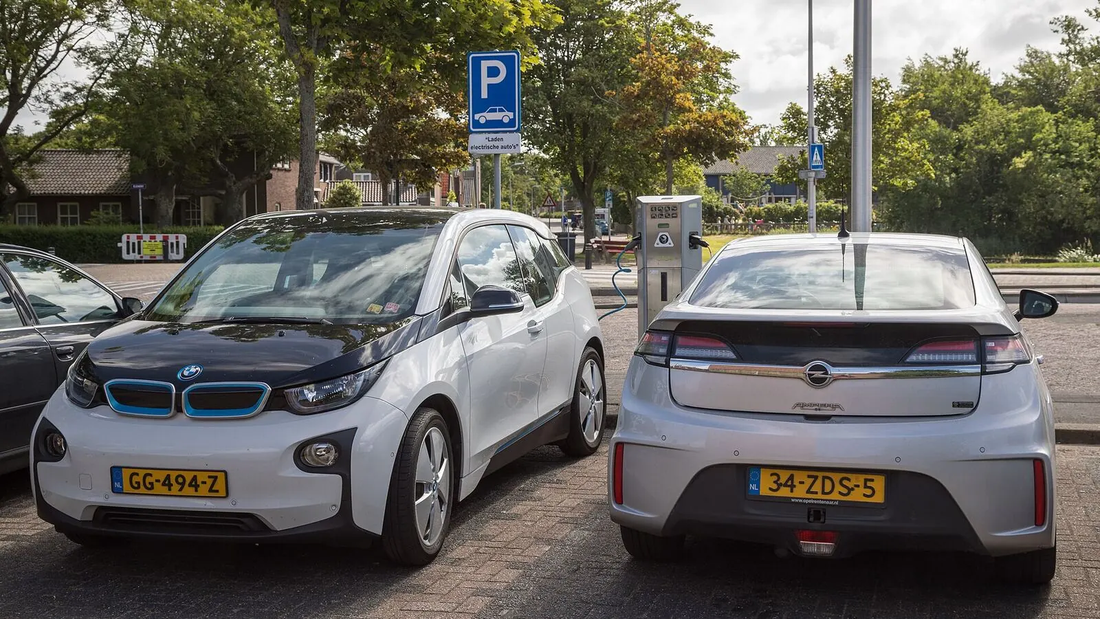 Voiture électrique réelle photographiée en extérieur pour « Les coûts cachés d’une voiture électrique en Belgique : attention aux pièges »