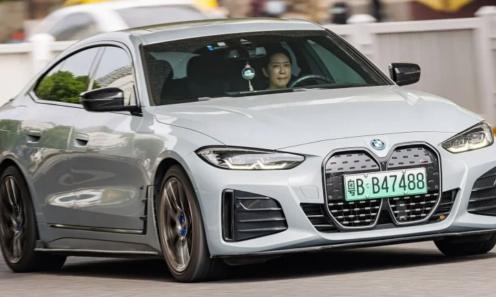 Voiture électrique réelle photographiée en extérieur pour « Coûts d’Entretien d’une Voiture Électrique: Comparaison Belgique 2024 »