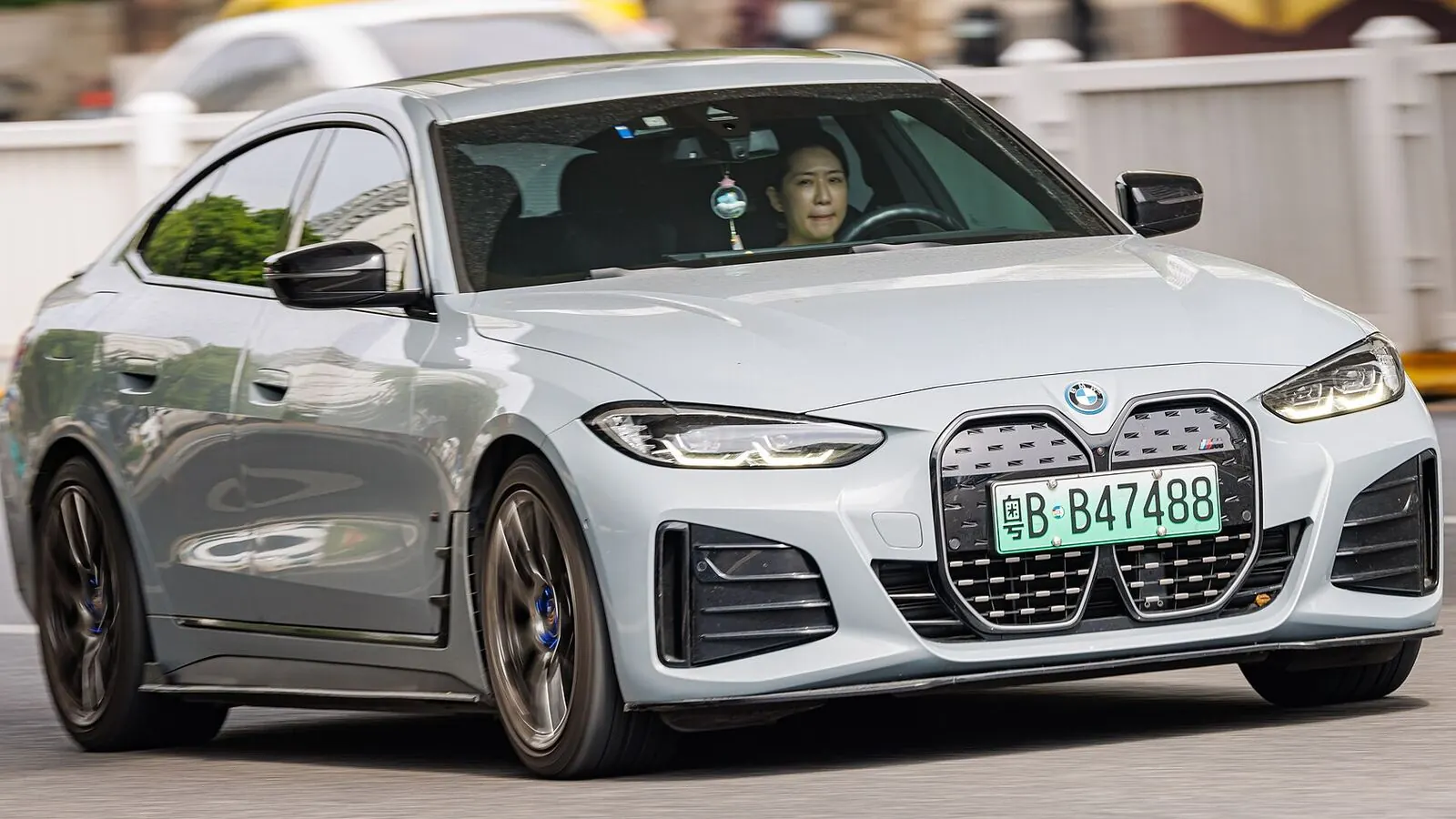 Voiture électrique réelle photographiée en extérieur pour « Coûts d’Entretien d’une Voiture Électrique: Comparaison Belgique 2024 »