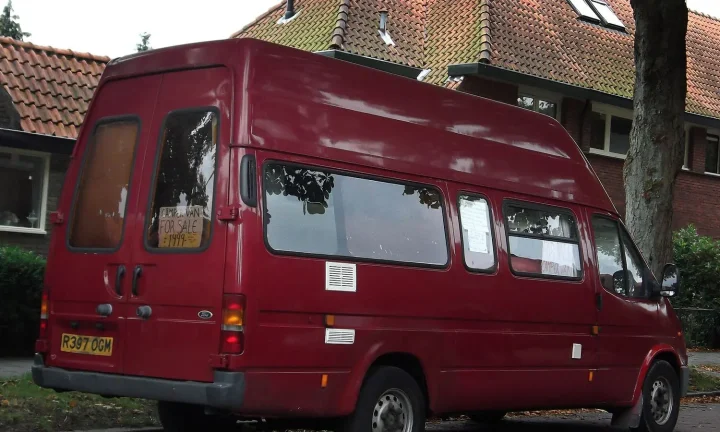 Camping-car réel photographié sur la route ou en stationnement pour « Le crédit ballon pour camping-car en Belgique : Fonctionnement et avis »