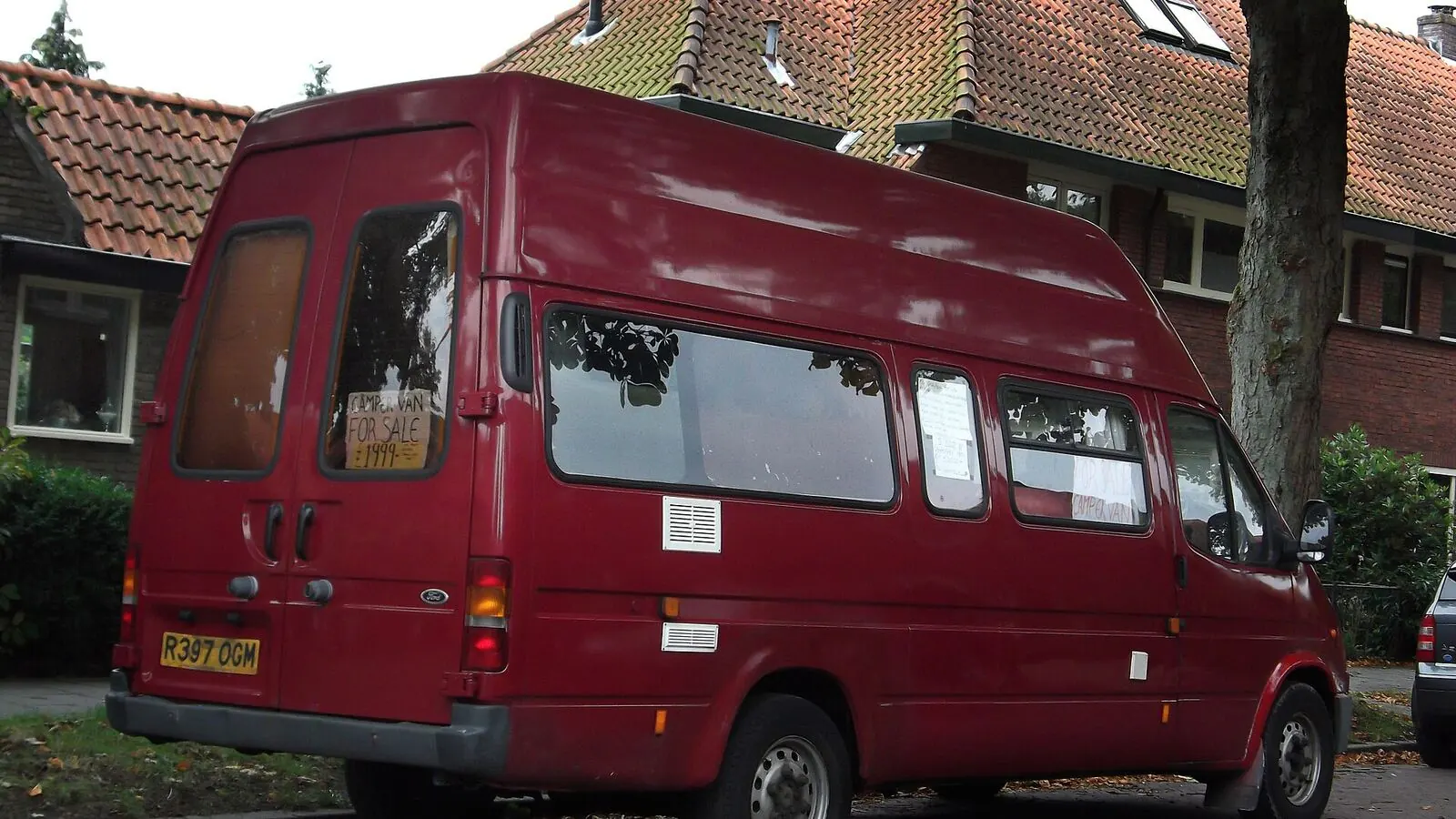Camping-car réel photographié sur la route ou en stationnement pour « Le crédit ballon pour camping-car en Belgique : Fonctionnement et avis »