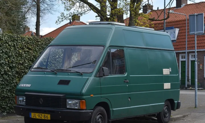 Camping-car réel photographié sur la route ou en stationnement pour « Crédit pont pour l’achat de camping-car en Belgique : Utilité et risques »