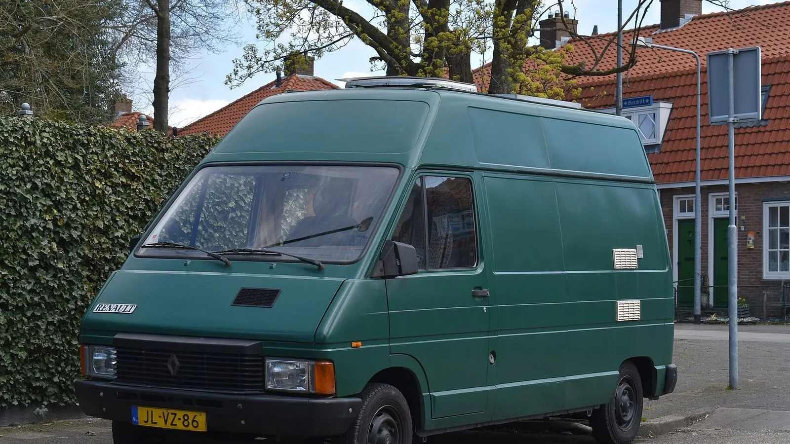 Camping-car réel photographié sur la route ou en stationnement pour « Crédit pont pour l’achat de camping-car en Belgique : Utilité et risques »