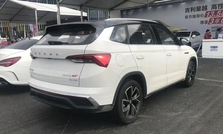 Voiture réelle photographiée en extérieur pour « Quels critères les banques belges regardent-elles pour un prêt camping-car ? »