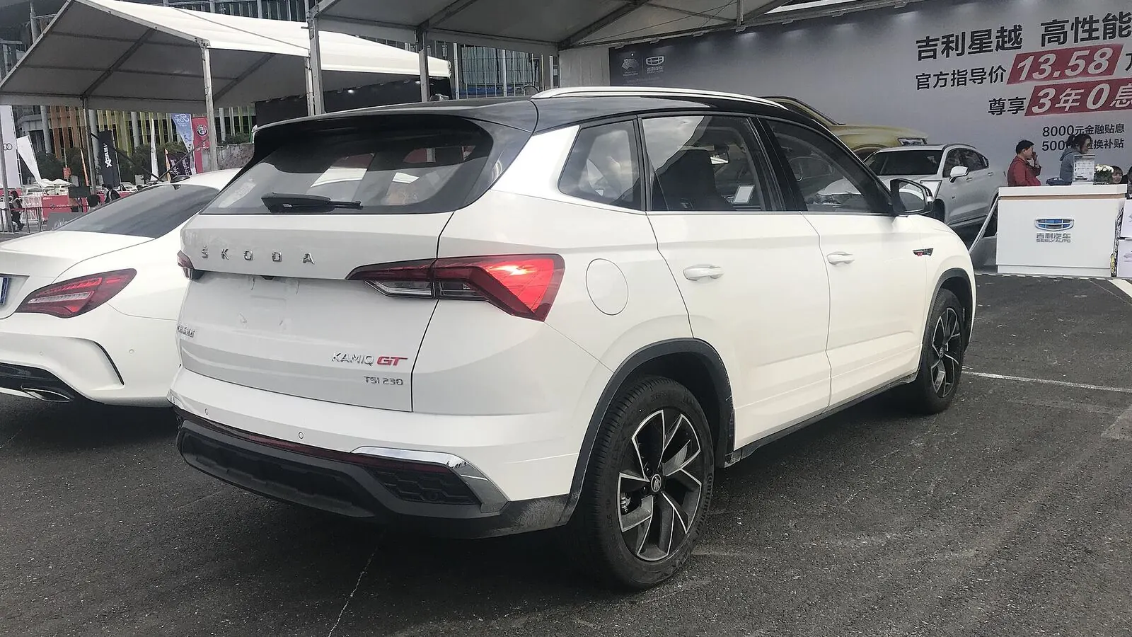 Voiture réelle photographiée en extérieur pour « Quels critères les banques belges regardent-elles pour un prêt camping-car ? »