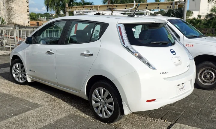Voiture électrique réelle photographiée en extérieur pour « Les critères essentiels pour choisir sa première voiture électrique en Belgique »