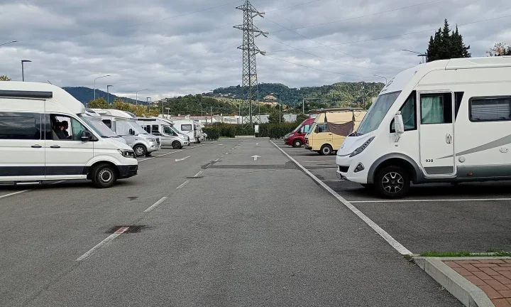 Camping-car réel photographié sur la route ou en stationnement pour « Déclaration de Changement d’Adresse pour Camping-car en Belgique : Procédure »