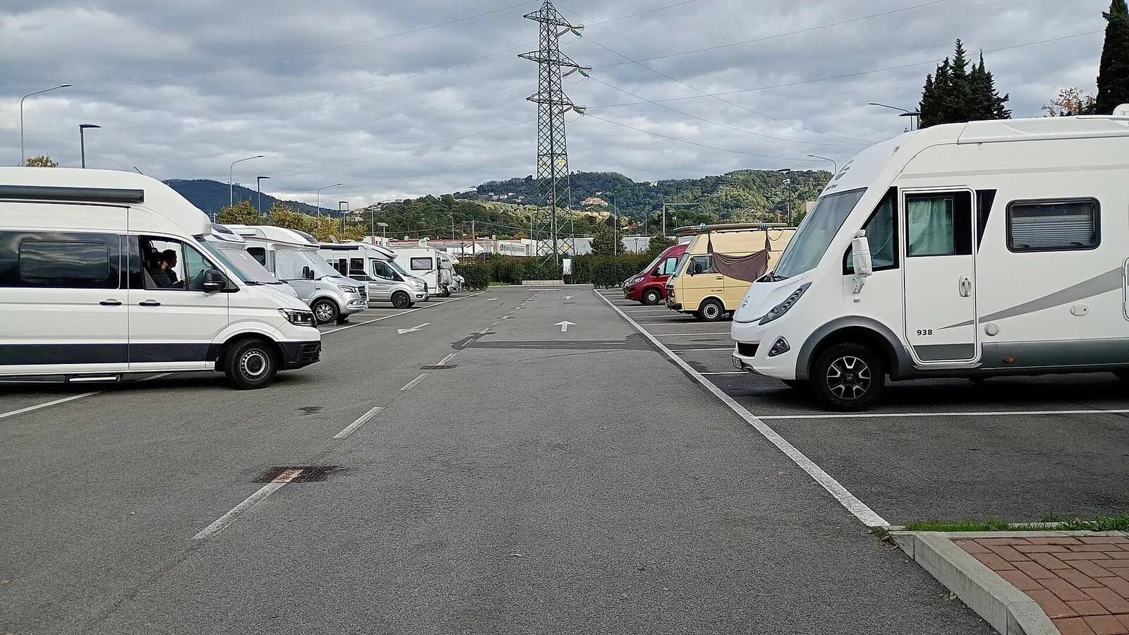 Camping-car réel photographié sur la route ou en stationnement pour « Déclaration de Changement d’Adresse pour Camping-car en Belgique : Procédure »